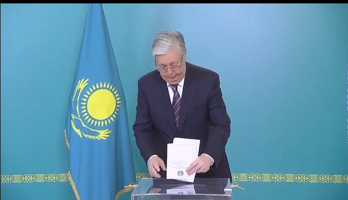 Қасым-Жомарт Тоқаев Мәжіліс пен мәслихаттар сайлауында дауыс берді