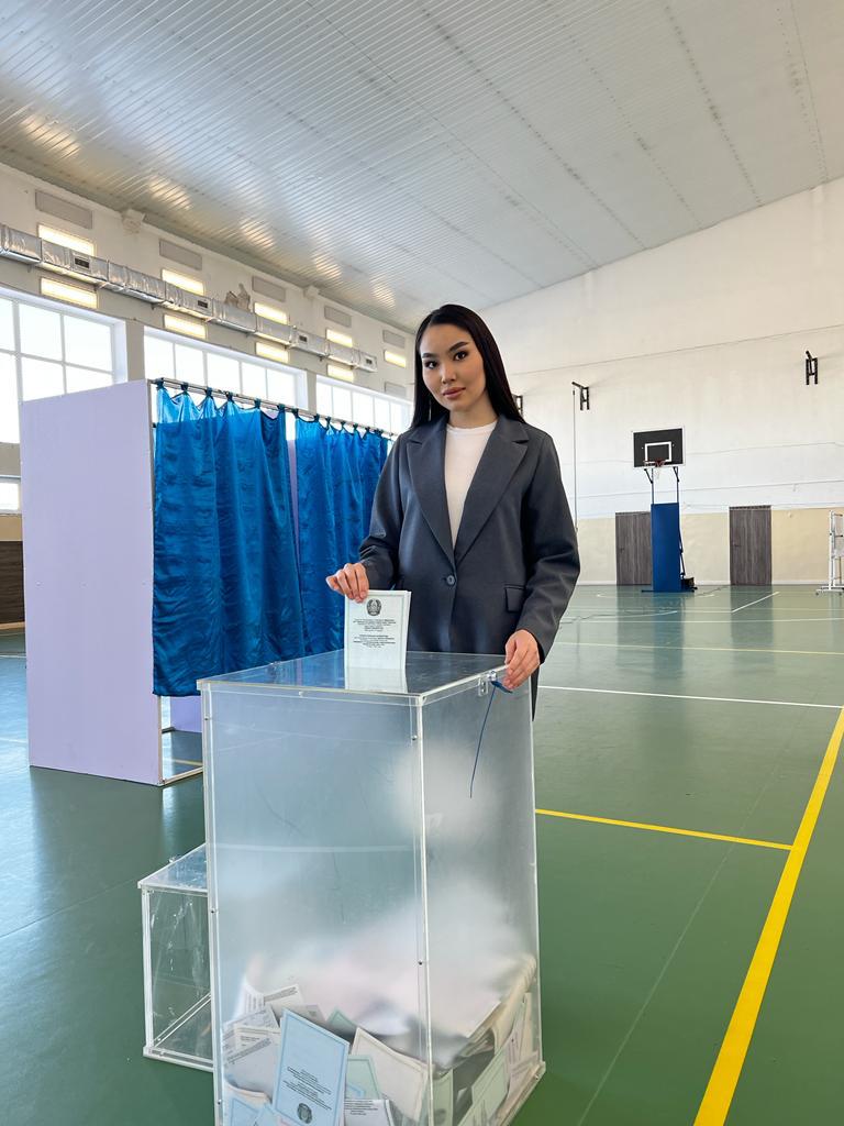 Саяси науқанға қатысқан танымал сұлу.