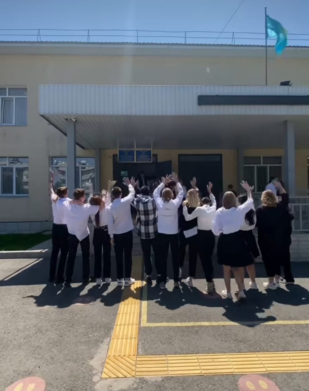 Спасибо родная школа тебе за все! Ты всегда останешься в наших сердцах! С уважением выпускники 11”Б”класса.